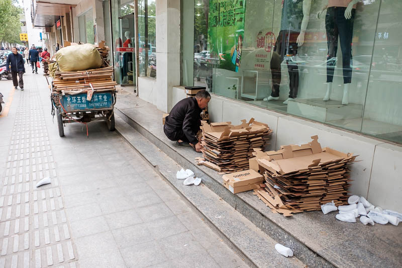 The great loop of China - April 2018 - Instead of going to the museum I helped this guy recycle some cardboard. This guy is killing the recycling market in Australia / the western world.