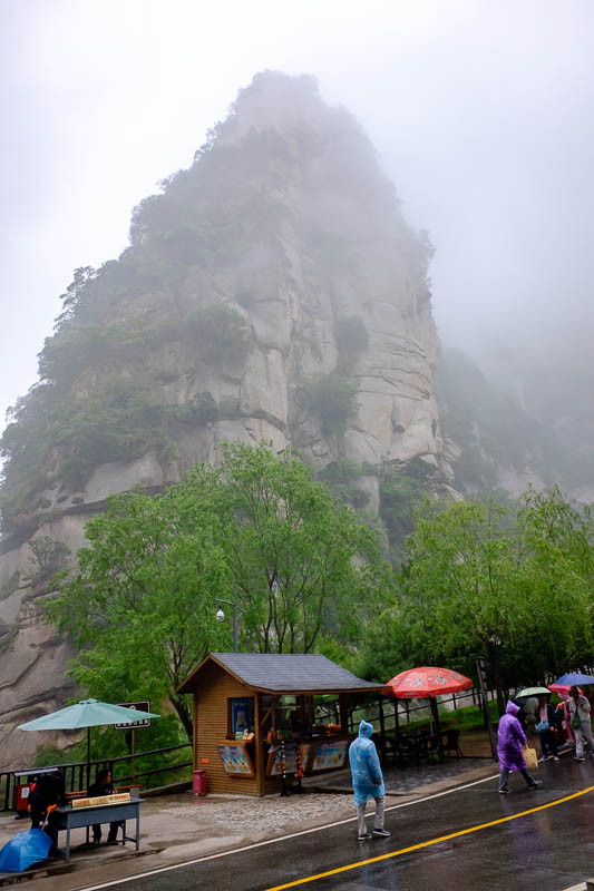 China-Hiking-Rain-Huashan-Soldiers Path - I took one last look at a non foggy world, rocks jutting up everywhere. Actually it was already very foggy.