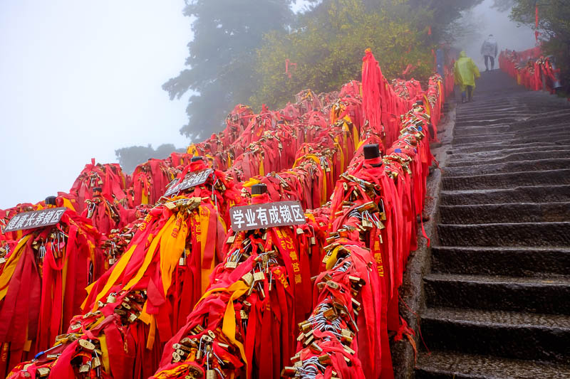China-Hiking-Rain-Huashan-Soldiers Path - Obviously a lot of people buy the ribbons, so they have bonus wires to attach them to all over the place.