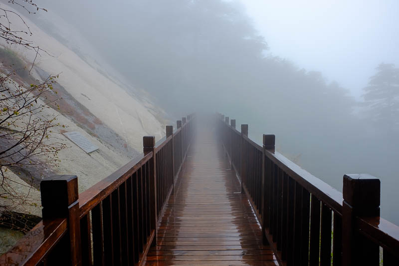 China-Hiking-Rain-Huashan-Soldiers Path - Everybody can get fogged