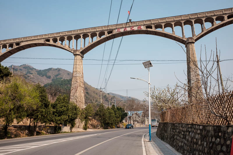The great loop of China - April 2018 - And entertainment was also provided while waiting for the super full local bus, in the form of a bridge that exists for no reason and might fall down 