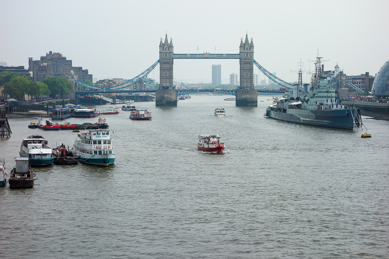 England-London-Tower Bridge-Burrough Market - Washing and walking