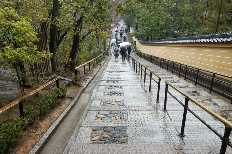 Japan-Kyoto-Rain-Temple-Kinkajuji - The treachorous walk down the wet steps was nerve wracking.