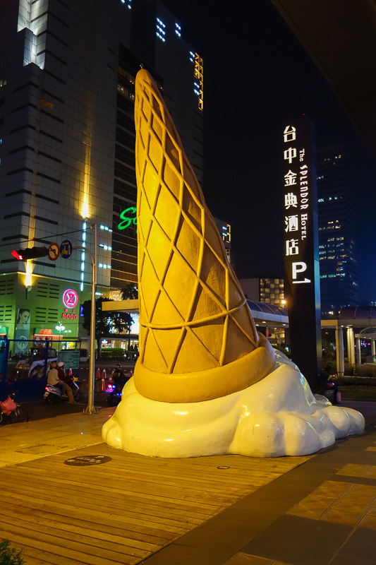 Taiwan-Taichung-Omurice - And a giant ice cream, out the front of yet another upmarket cafe serving cake and bubble tea.
