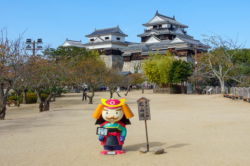 Japan-Matsuyama-Castle-Onsen - Ancient castle, plastic samurai.