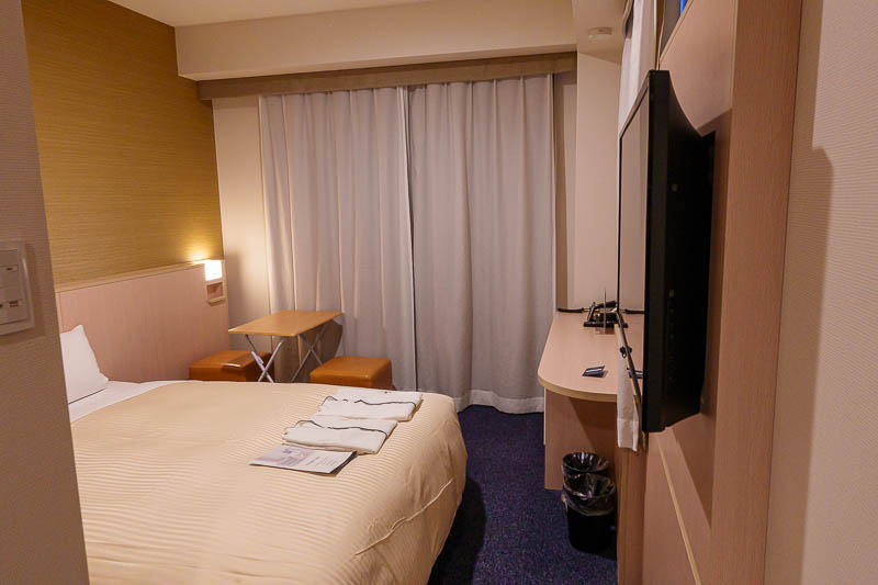 Japan-Osaka-Kyoto - But now, what you have all been waiting for, my hotel room! Sotetsu Fresa again, as will be the next one in Tokyo. This one is a bit bigger, you can w