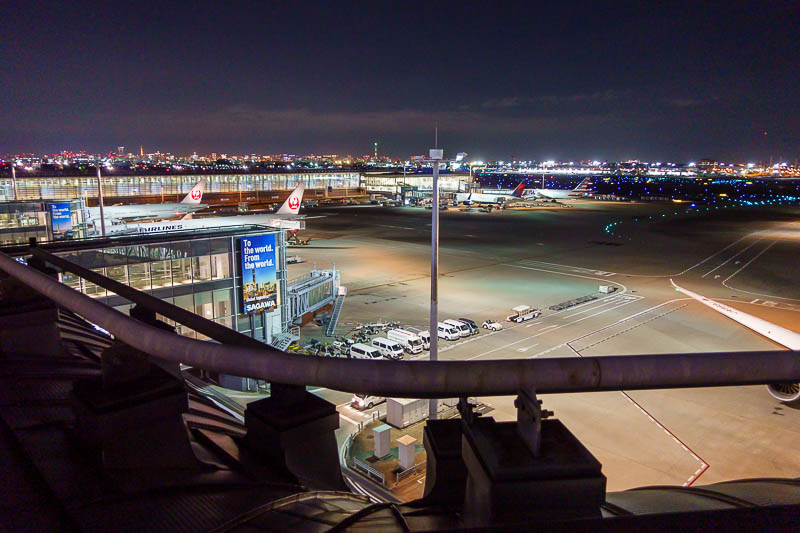 Japan-Tokyo-Airport - Here is a shot from the roof gallery.