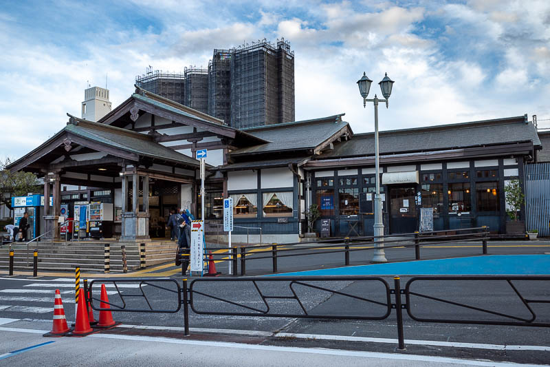 Japan-Tokyo-Takao-Hiking - I do not bother with the train that goes from the cable car to Takao station, I prefer the walk along the road lined with all the nice cafes, but afte