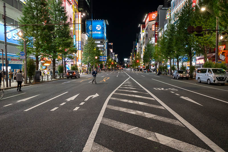 Japan-Tokyo-Curry - And so for my last pic of the evening, a random shot of the main street that I have taken a few times before. OK bed time.