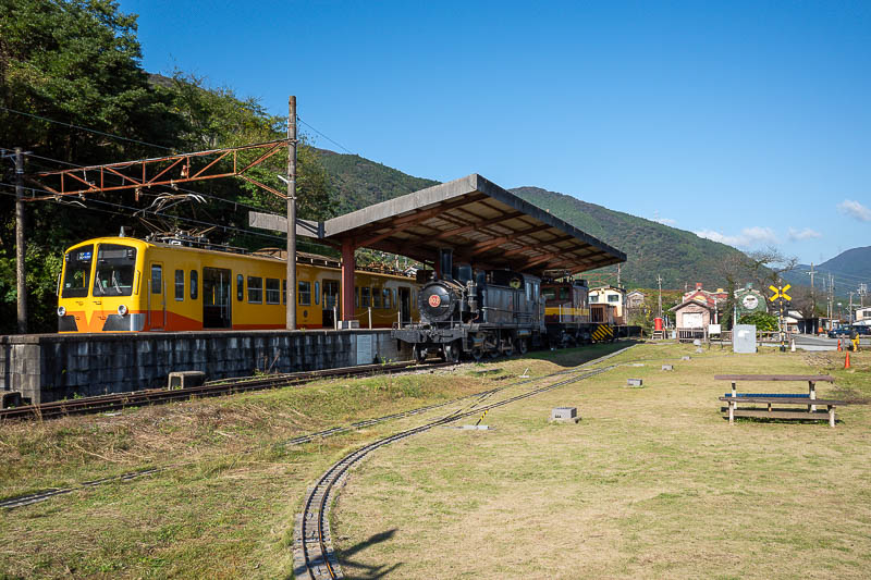 Japan-Nagoya-Fujiwaragatake-Hiking - Here is Nishi-Fujiwara station, the terminal station of the Sangi line. There is a little old man at the station today, who was thrilled to see me. Th