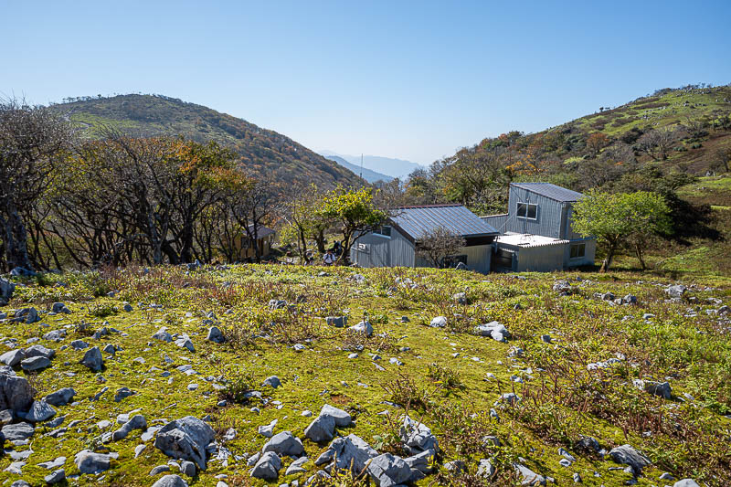 Japan-Nagoya-Fujiwaragatake-Hiking - I believe that later this afternoon, despite all the rocks, people will put up tents here. The building is possibly bookable to sleep on the ground un