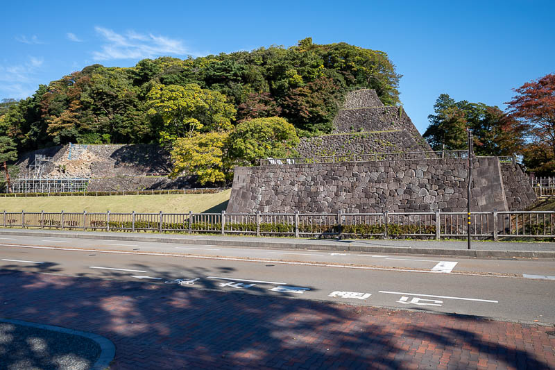 Back to Japan for the 11th time - October and November 2024 - It was the last one. OK, I exited a different way to go get a coffee before the castle ruins. Here is the wall.