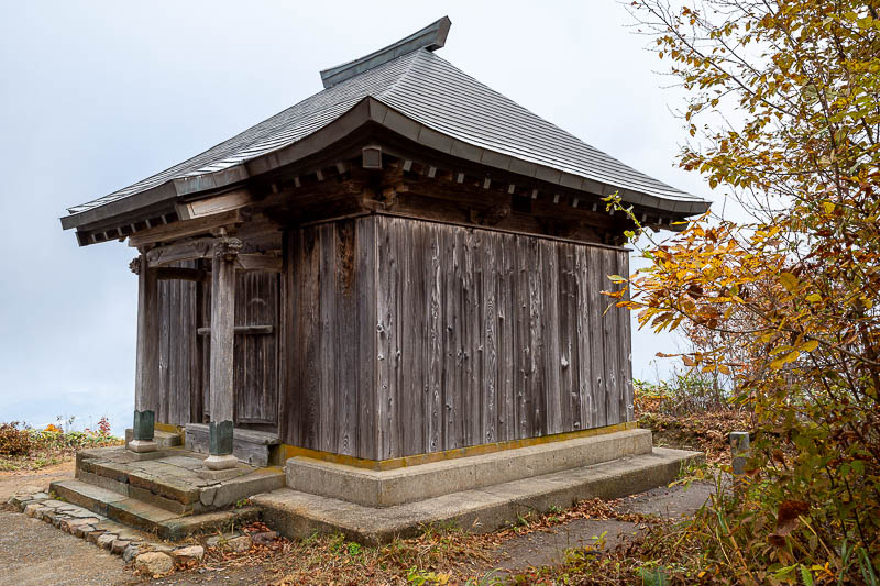 Japan-Fukui-Hiking-Hinoyama - There were actually a few little buildings around the summit area. Unlike yesterday I had somewhere to sit and eat my calorie mate BLOCK.