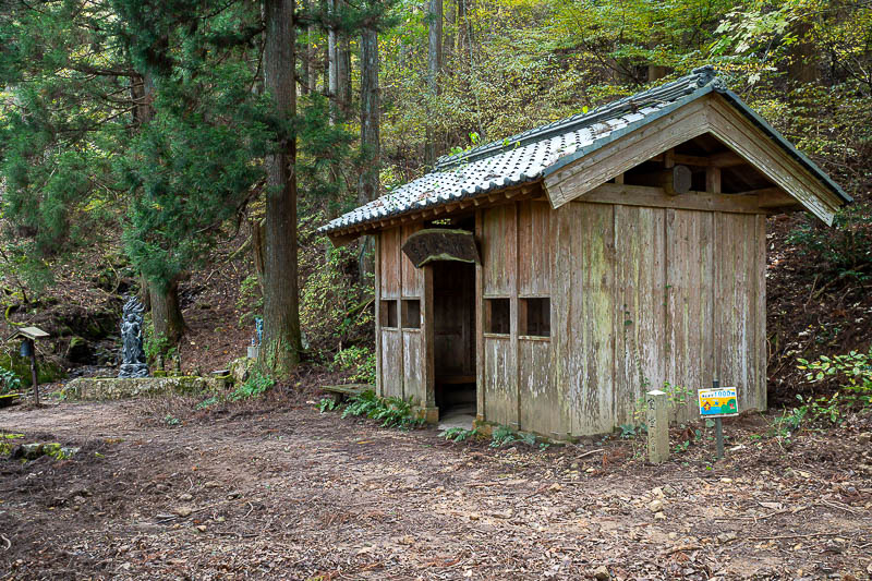 Japan-Fukui-Hiking-Hinoyama - Another rest area. No other people, but plenty of signs that this hike is generally popular. No spider webs.