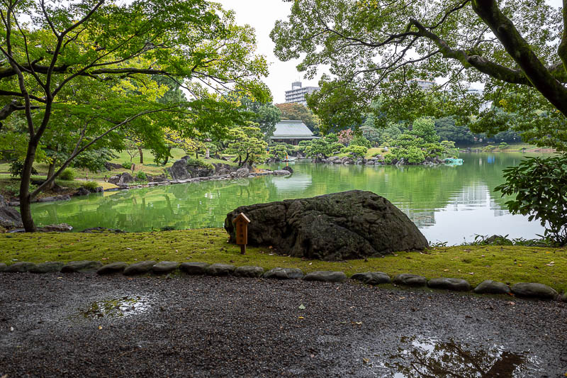 Japan-Tokyo-Garden-Rain - OK, one more green lake shot.