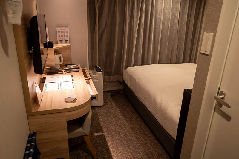 Japan-Fukui-Tokyo-Shinkansen - I will skip forward now to the oh so exciting hotel room shots in Tokyo, this is the Sotetsu Fresa Inn Kanda. This is actually a single room, with lar