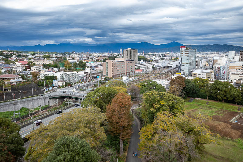 Japan-Odawara-Castle-Beach - Over there, in the cloud, are the mountains I climbed the day before yesterday including Mount Tanzawa. The one about 2/3 to the right is where I will