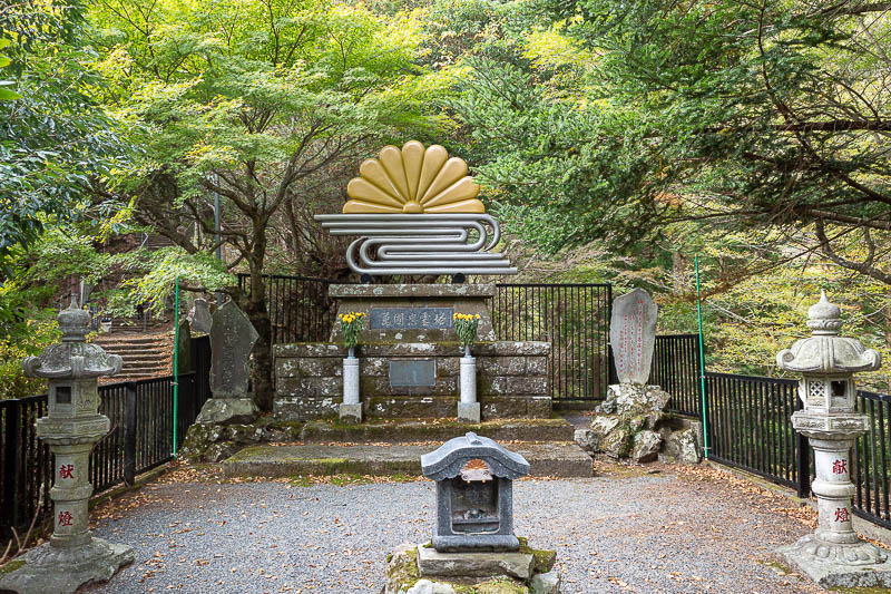 Japan-Tokyo-Hiking-Mount Oyama - Below the shrine there is an alternative path that no one seems to take. It runs almost parallel to the main path and is barely any longer. If you go 