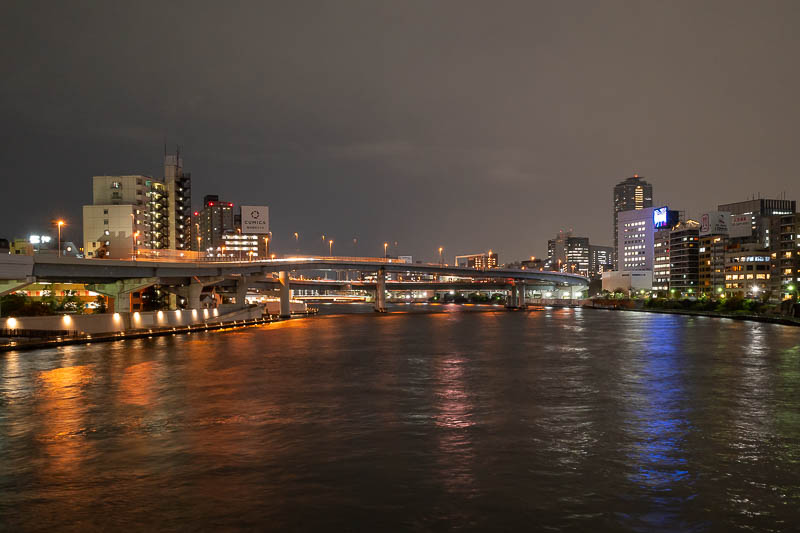 Japan-Tokyo-Ryogoku-Ramen - Crossing the Sumida river in the rain. Not a great view from this bridge, plus I have to be careful not to let a drop of water enter my delicate camer