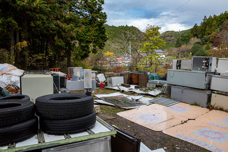 Japan-Tokyo-Hiking-Mount Izugatake - Turn right at the rubbish pile...