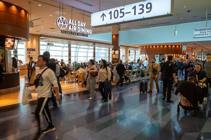 Japan-Haneda-Airport-Singapore - Haneda airport terminal 3 is really very basic. This is all of the food options other than a 7-eleven. There is never anywhere near enough seating for