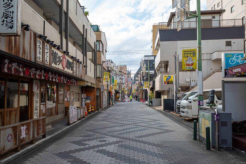 Japan-Tokyo-Jindai-Garden - There is a shopping street of sorts, uncovered.