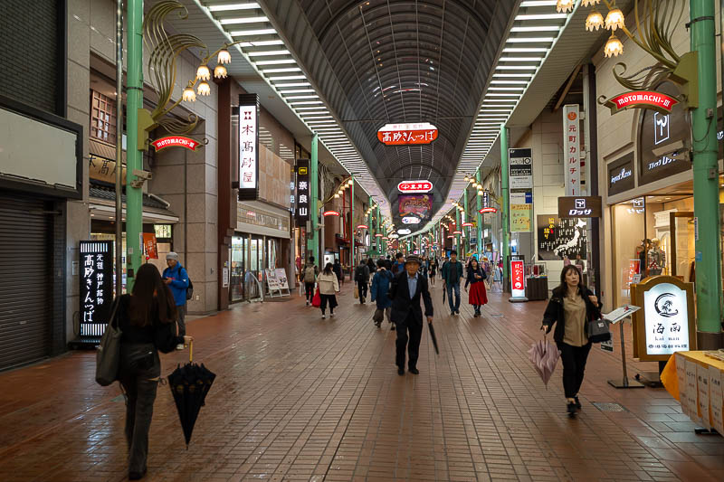 Japan-Kobe-Sannomiya-Rain - Motomachi goes on for a while, around a corner.