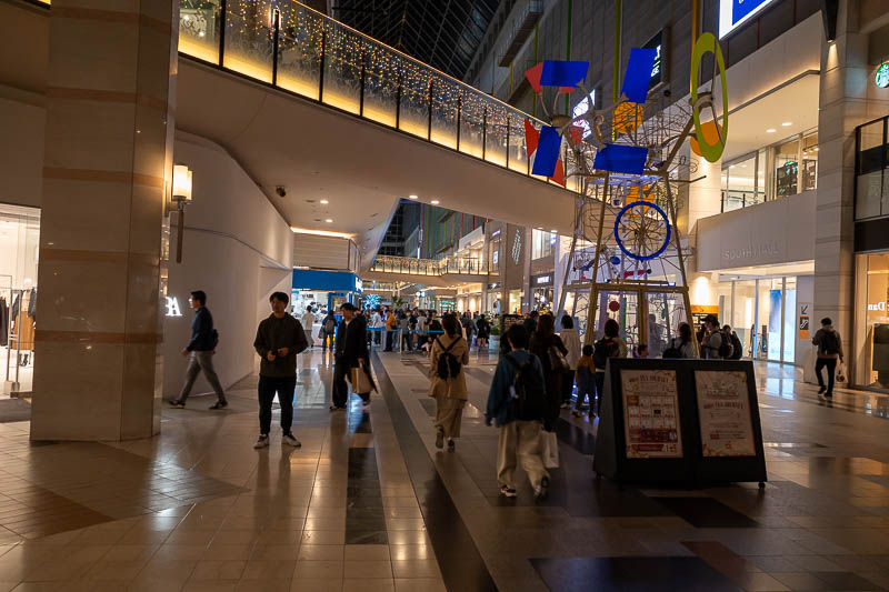 Japan-Kobe-Shinkaichi-Harborland - Relatively nearby is the more upmarket area of Harbortown, with a series of interconnected indoor / outdoor malls with aquatic themed entertainment, m