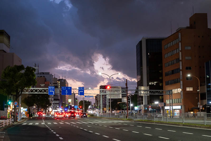Japan-Kobe-Ramen-Shin Nagata - The walk was quite far. There was a sunset of sorts just as I set off, threatening clouds.