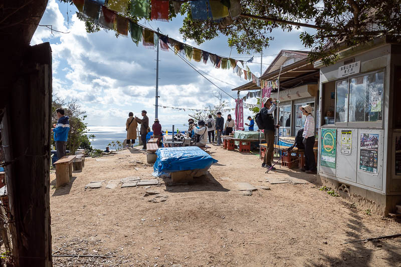 Japan-Kobe-Hiking-Higashiyama - Eventually I got to the last peak, with a lot of other people.