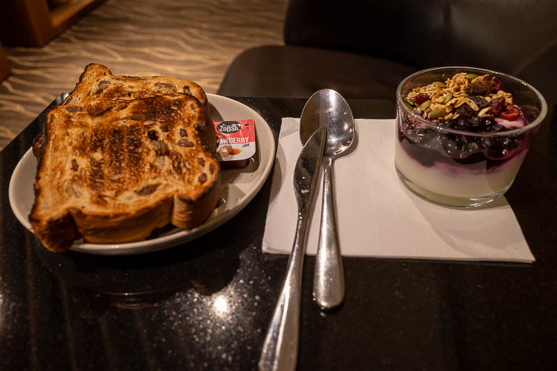 Melbourne-Singapore - This left just enough time to have a free breakfast, and coat myself, my laptop and immediate surroundings in a thin layer of melted jam. Now I will g
