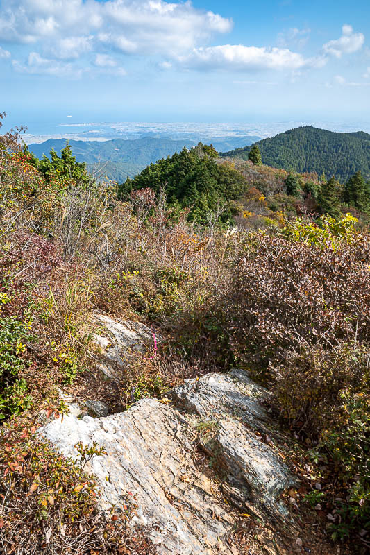Japan-Tokushima-Hiking-Mount Nakatsumine - After departing the hang gliding park, it was time to go along a long ridge joining 2 summits. It was quite rocky at first.