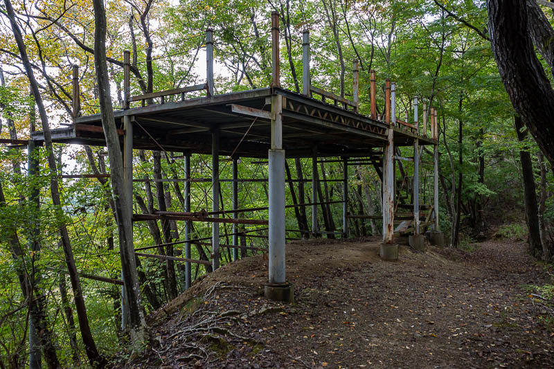 Japan-Tokyo-Hiking-Hachiokayama - You can climb up here, but I don't think there is a view even if you do, so I decided not to risk plummeting.