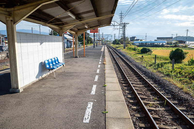 Japan-Takamatsu-Hiking-Mount Inazumi - 5 minutes until my train comes, what can I do to kill time?