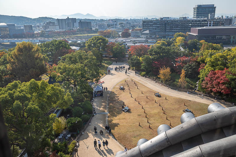 Trip 13 to Japan - October and November 2025 - Groups of school kids were arriving. The glass was really dirty here, like someone spilled coffee on it and tried to wipe it off with a snotty tissue.