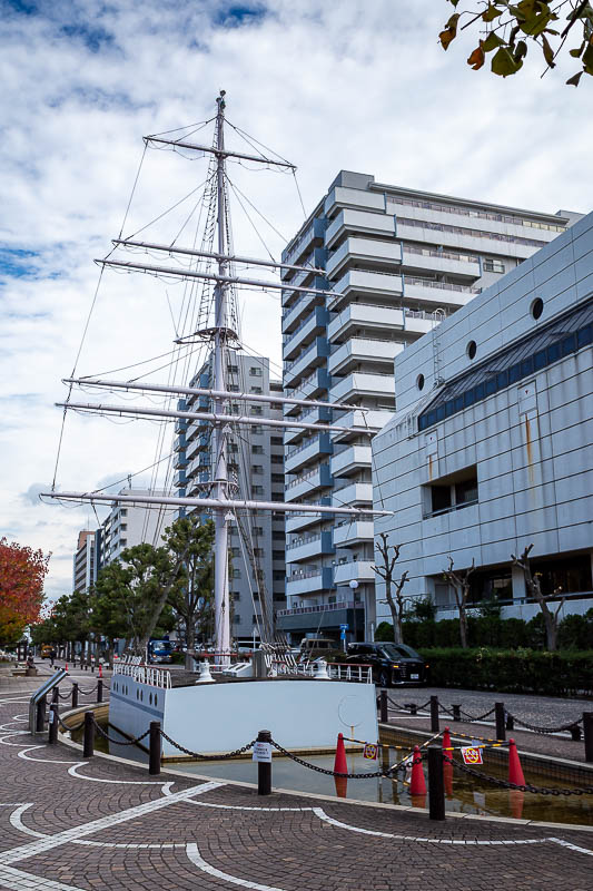 Japan-Tokyo-Yokosuka-Museum - A challenger appears.