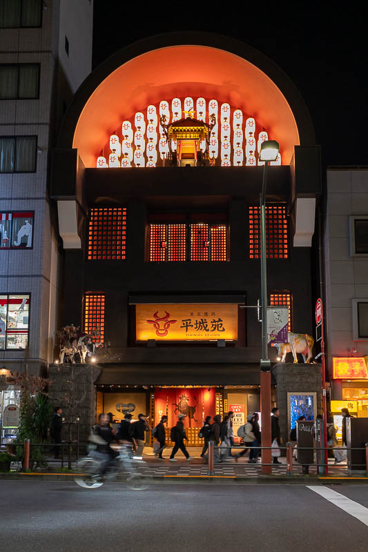Japan-Tokyo-Skytree - Asakusa now, which I visited when I was in Tokyo 3.5 weeks ago. Here is a beef store with a shrine in the roof.