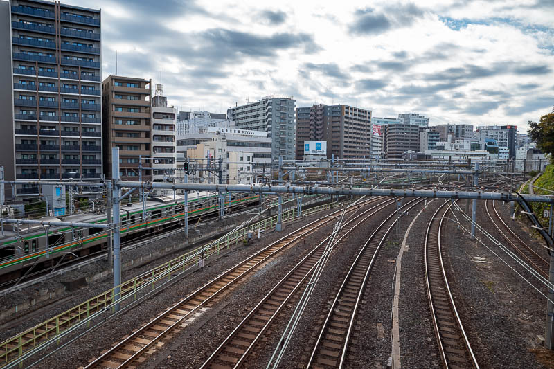 Japan-Tokyo-Walking-Yamanote - I had to cross the tracks a few times today. It was often not possible to walk alongside the tracks.