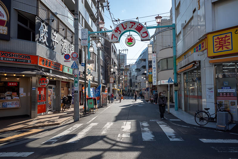 Japan-Tokyo-Walking-Yamanote - Nice light for this photo at Komagome.