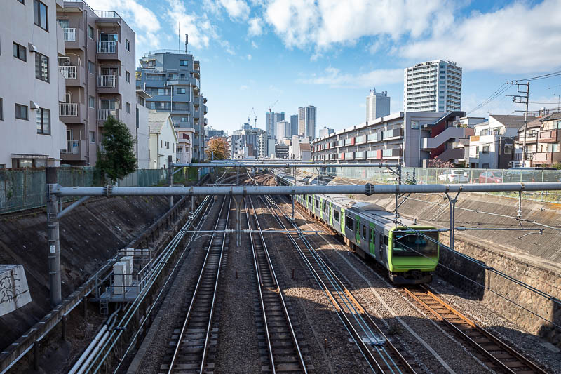Japan-Tokyo-Walking-Yamanote - Oh look! A Yamanote train on the Yamanote line.