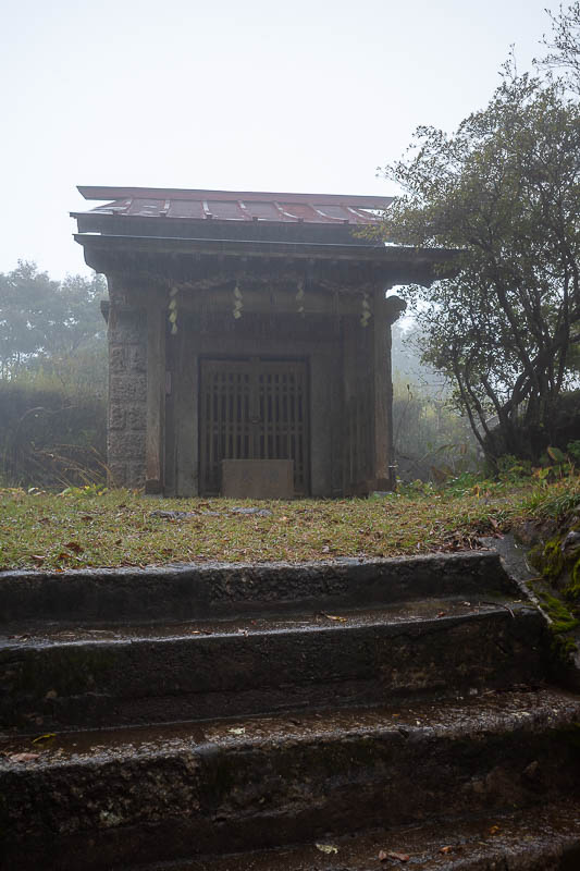 Japan-Tokyo-Hiking-Kasama-Wakaguni - Another mini summit, another mini shrine. There may have been a view but there was a lot of fog so I will never know.
