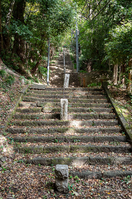 Japan-Tokyo-Hiking-Iwafuneyama-Koishiyama - I had choices at the start, go via the shrines which is a bit of a detour, or go straight to the main small mountains. I chose shrines.