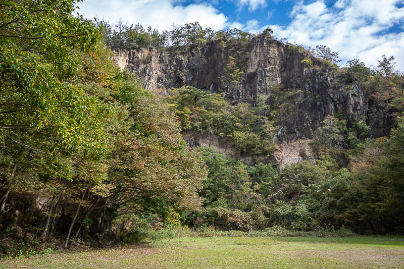 Japan-Tokyo-Hiking-Iwafuneyama-Koishiyama - There were a lot of cliffs and flat picnic areas. I am a bit suspicious it is a very old quarry on this side.