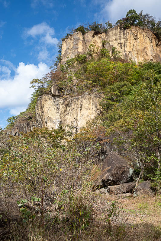 Japan-Tokyo-Hiking-Iwafuneyama-Koishiyama - More cliffs, hard to tell if natural or not.