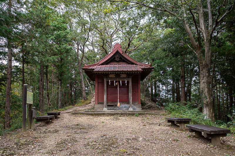Japan-Tokyo-Hiking-Iwafuneyama-Koishiyama - Yet another shrine. It wont be the last. I saw a lot more people after this point, maybe 10 other people!