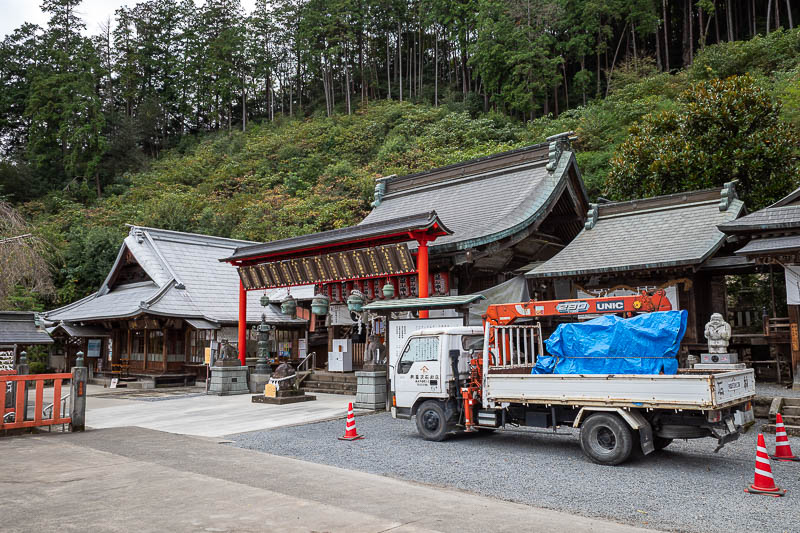 Japan-Tokyo-Hiking-Iwafuneyama-Koishiyama - A shrine that is enjoyed by trucks.