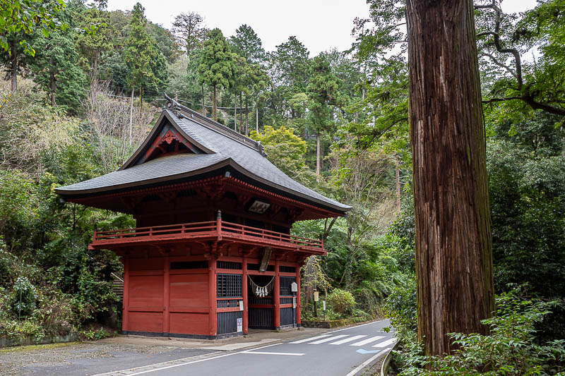 Japan-Tokyo-Hiking-Iwafuneyama-Koishiyama - On the way down I crossed the road a few times. So many shrines.