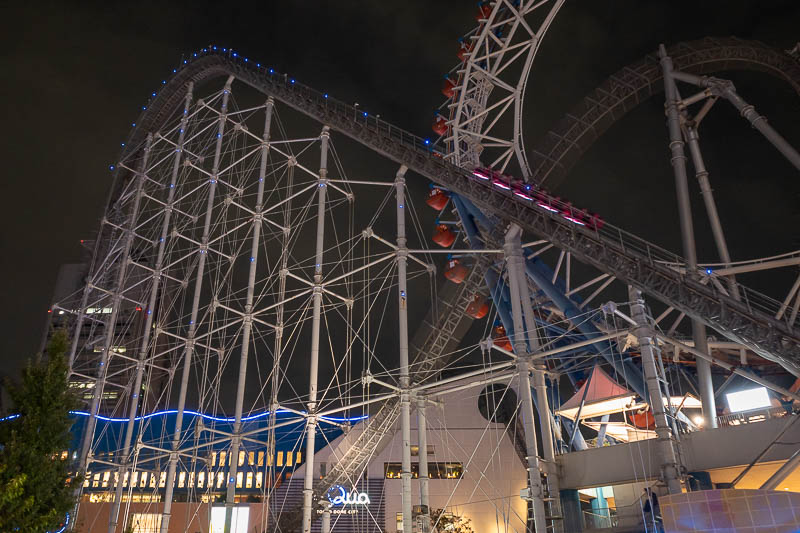 Japan-Tokyo-Lidabashi-Suidobashi - And finally, I stood here for 10 minutes waiting for the roller coaster, and once it finally got going it is barely noticeable in the photo. My train 
