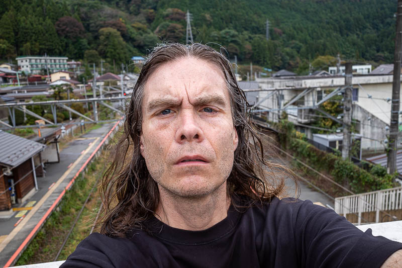 Japan-Tokyo-Hiking-Mitake-Hinodesan - With 20 minutes to spare before the train comes, there was time for a selfie. The big vein in my head is gone?