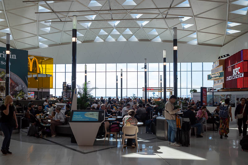 Sydney-Airport - A huge number of flights are departing soon so all the food courts were at capacity. This one is the most popular because they offer both kinds of foo